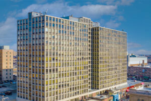 Exterior Lincoln Park Plaza, Aerial view Residential building and surrounding area, photo taken on a sunny day with clouds
